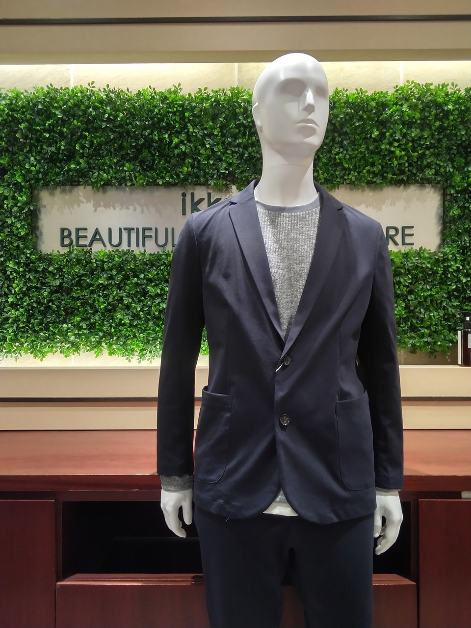 ジャージの快適さと端正なシルエットを兼ね備えた1着