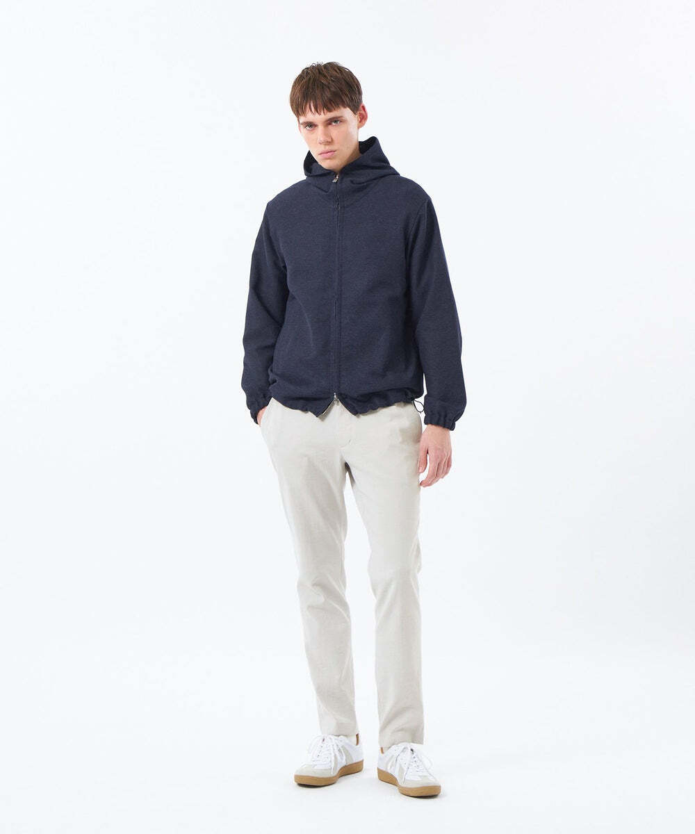 メッシュ組織で通気性が高く、快適な着心地のフーデッドパーカー